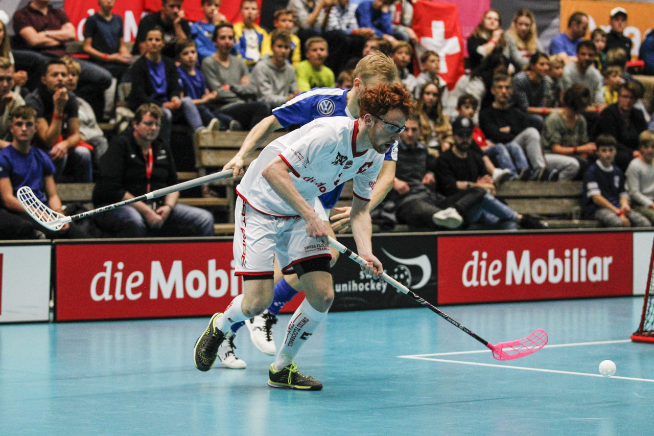 Tobias Heller (Nr. 7, Schweiz) entwischt Jami Manninen (Nr. 9, Finnland).

4.11.2017; Schweden - Tschechien, Sporthalle Grossmatt; Kirchberg)
Photos: www.unihockey-fotos.ch Claudio Thoma