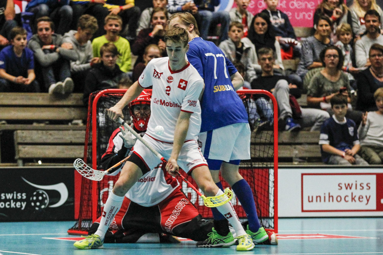 Nicola Bischofberger (Nr. 2, Schweiz) blockt einen Abschluss vor Patrick Eder (Nr. 29, Schweiz).

4.11.2017; Schweden - Tschechien, Sporthalle Grossmatt; Kirchberg)
Photos: www.unihockey-fotos.ch Claudio Thoma