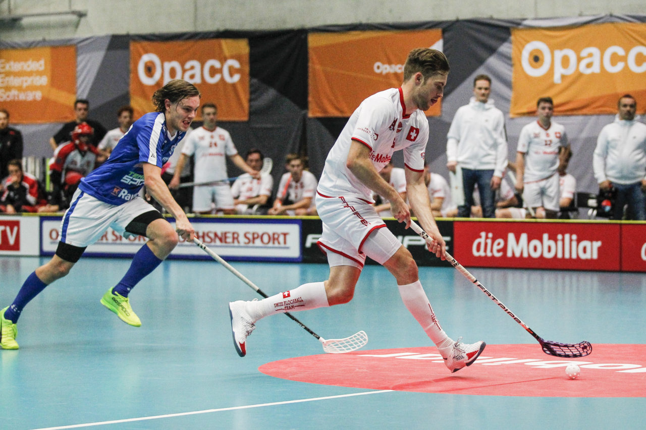 Luca Graf (Nr. 9, Schweiz) entwischt Miko Kailiala (Nr. 87, Finnland).

4.11.2017; Schweden - Tschechien, Sporthalle Grossmatt; Kirchberg)
Photos: www.unihockey-fotos.ch Claudio Thoma