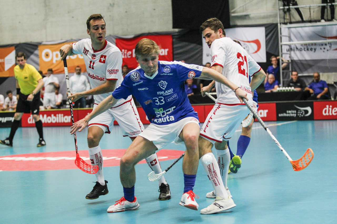 Valtteri Kainulainen (Nr. 33, Finnland) gegen Manuel Maurer (Nr. 11, Schweiz) und Paolo Riedi (Nr. 21, Schweiz).

4.11.2017; Schweden - Tschechien, Sporthalle Grossmatt; Kirchberg)
Photos: www.unihockey-fotos.ch Claudio Thoma