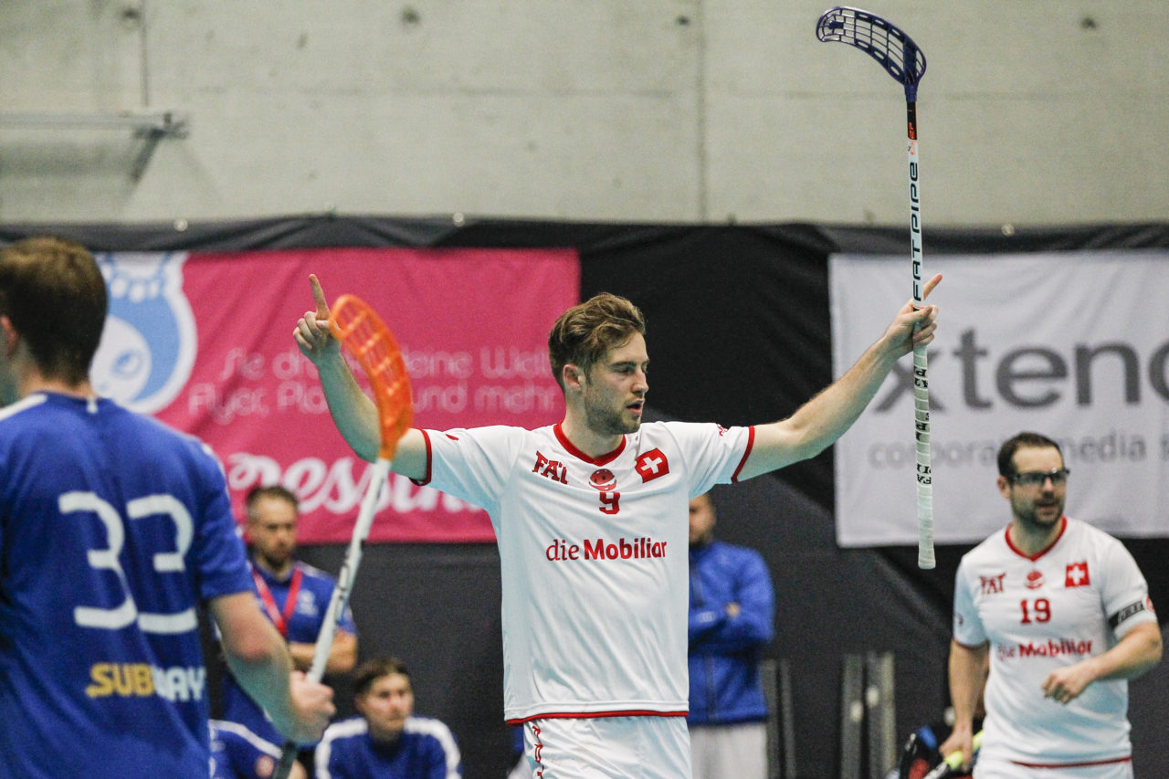 Luca Graf (Nr. 9, Schweiz) jubelt nach seinem Treffer.

4.11.2017; Schweden - Tschechien, Sporthalle Grossmatt; Kirchberg)
Photos: www.unihockey-fotos.ch Claudio Thoma
