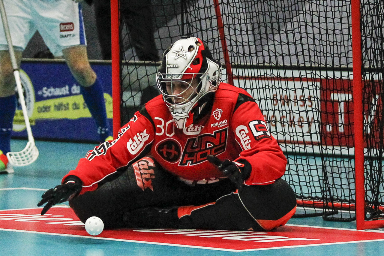 Joonas Kaltiainen (Nr. 30, Finnland) schnappt sich einen Abpraller.

4.11.2017; Schweden - Tschechien, Sporthalle Grossmatt; Kirchberg)
Photos: www.unihockey-fotos.ch Claudio Thoma
