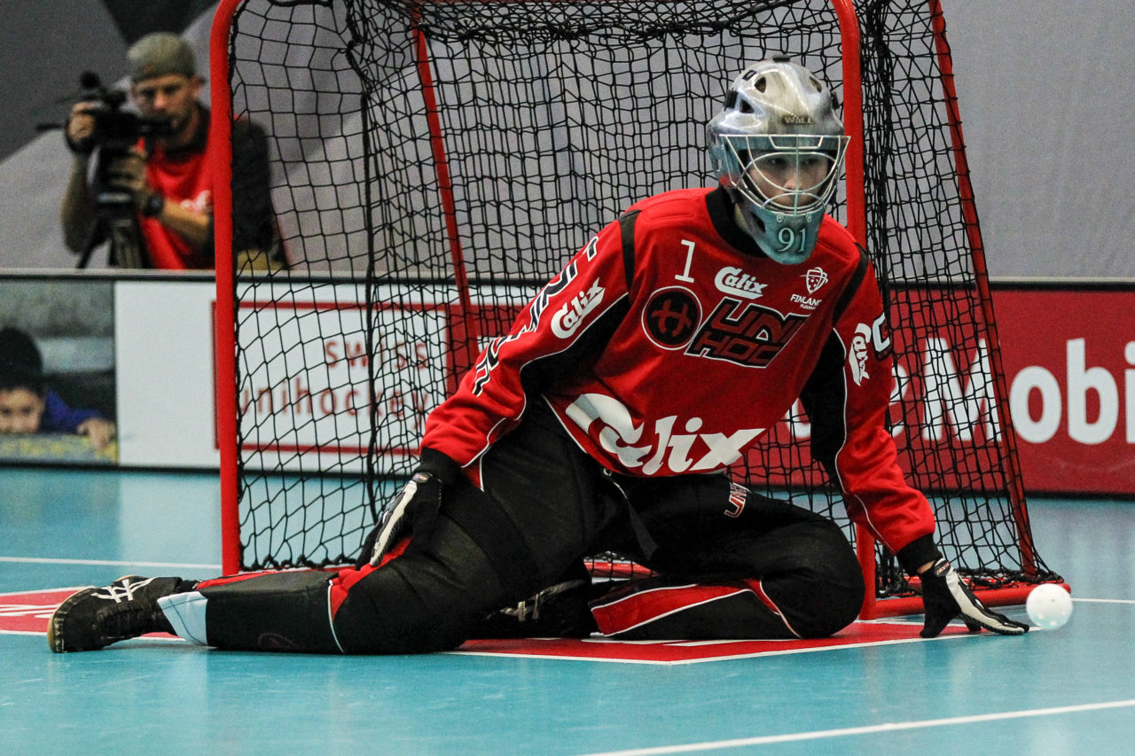 Oskari Falden (Nr. 1, Finnland U19) verfolgt den Ball.

4.11.2017; Schweden U19 - Tschechien U19, Sporthalle Grossmatt; Kirchberg)
Photos: www.unihockey-fotos.ch Claudio Thoma