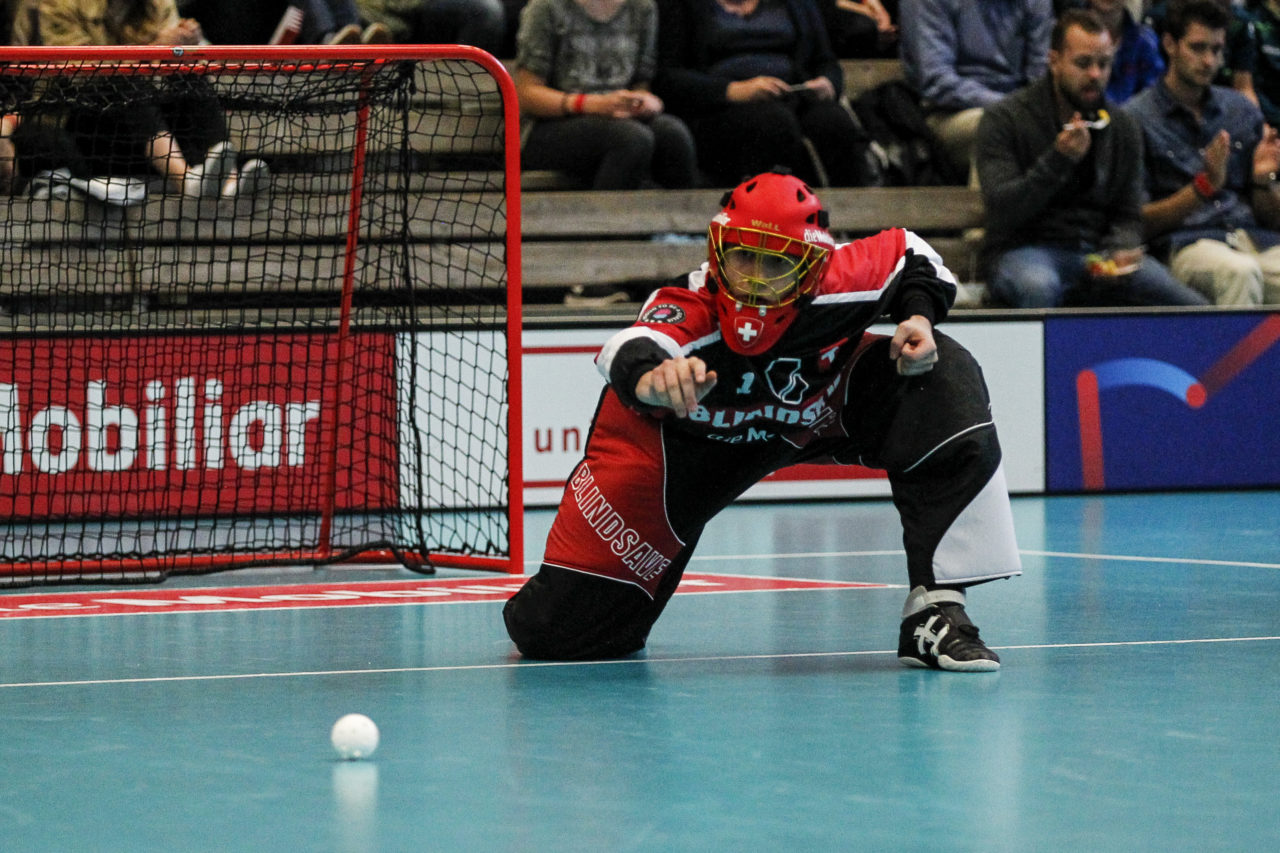 Luca Locher (Nr. 1, Schweiz U19) mit einem Auswurf.

4.11.2017; Schweden U19 - Tschechien U19, Sporthalle Grossmatt; Kirchberg)
Photos: www.unihockey-fotos.ch Claudio Thoma
