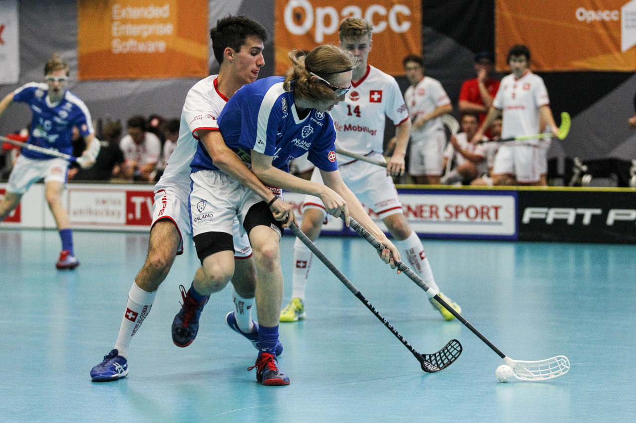 Joona Valkama (Nr. 14, Finnland U19) im Zweikampf mit Joshua Schnell (Nr. 7, Schweiz U19).

4.11.2017; Schweden U19 - Tschechien U19, Sporthalle Grossmatt; Kirchberg)
Photos: www.unihockey-fotos.ch Claudio Thoma