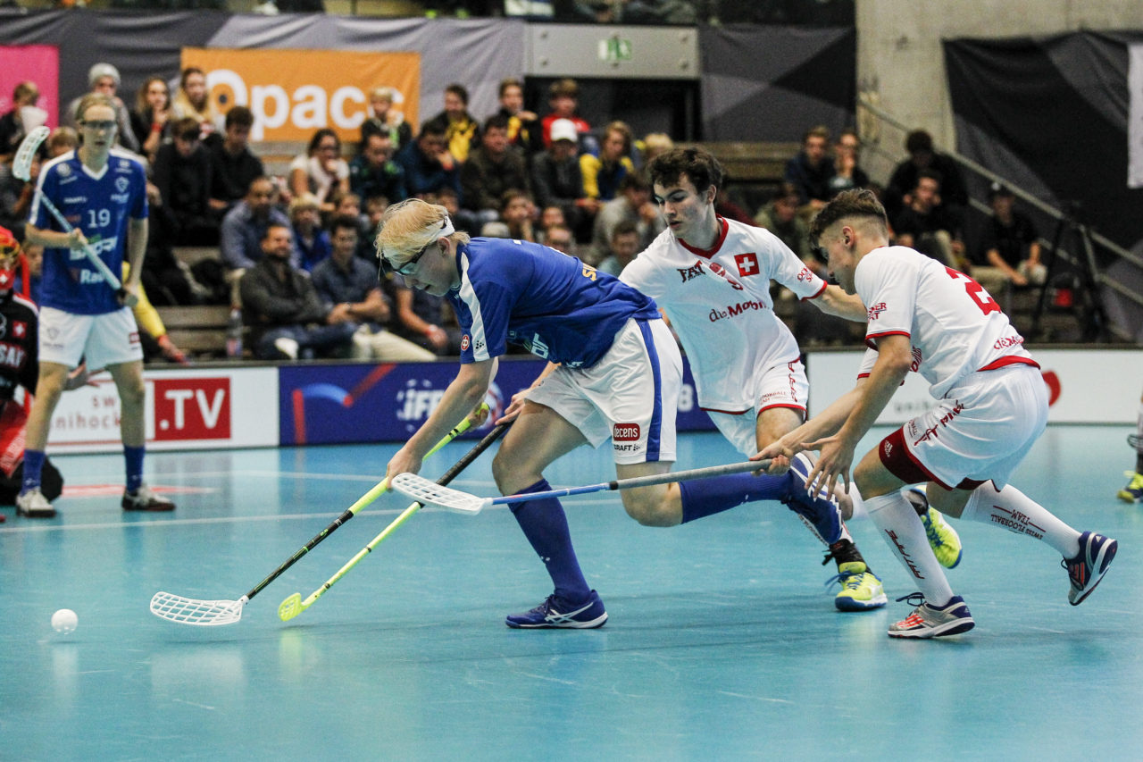 Eetu Manninen(Nr. 7, Finnland U19) setzt sich gegen Noah Baschung (Nr. 9, Schweiz U19) und Gianluca Persici (Nr. 23, Schweiz U19) durch.

4.11.2017; Schweden U19 - Tschechien U19, Sporthalle Grossmatt; Kirchberg)
Photos: www.unihockey-fotos.ch Claudio Thoma