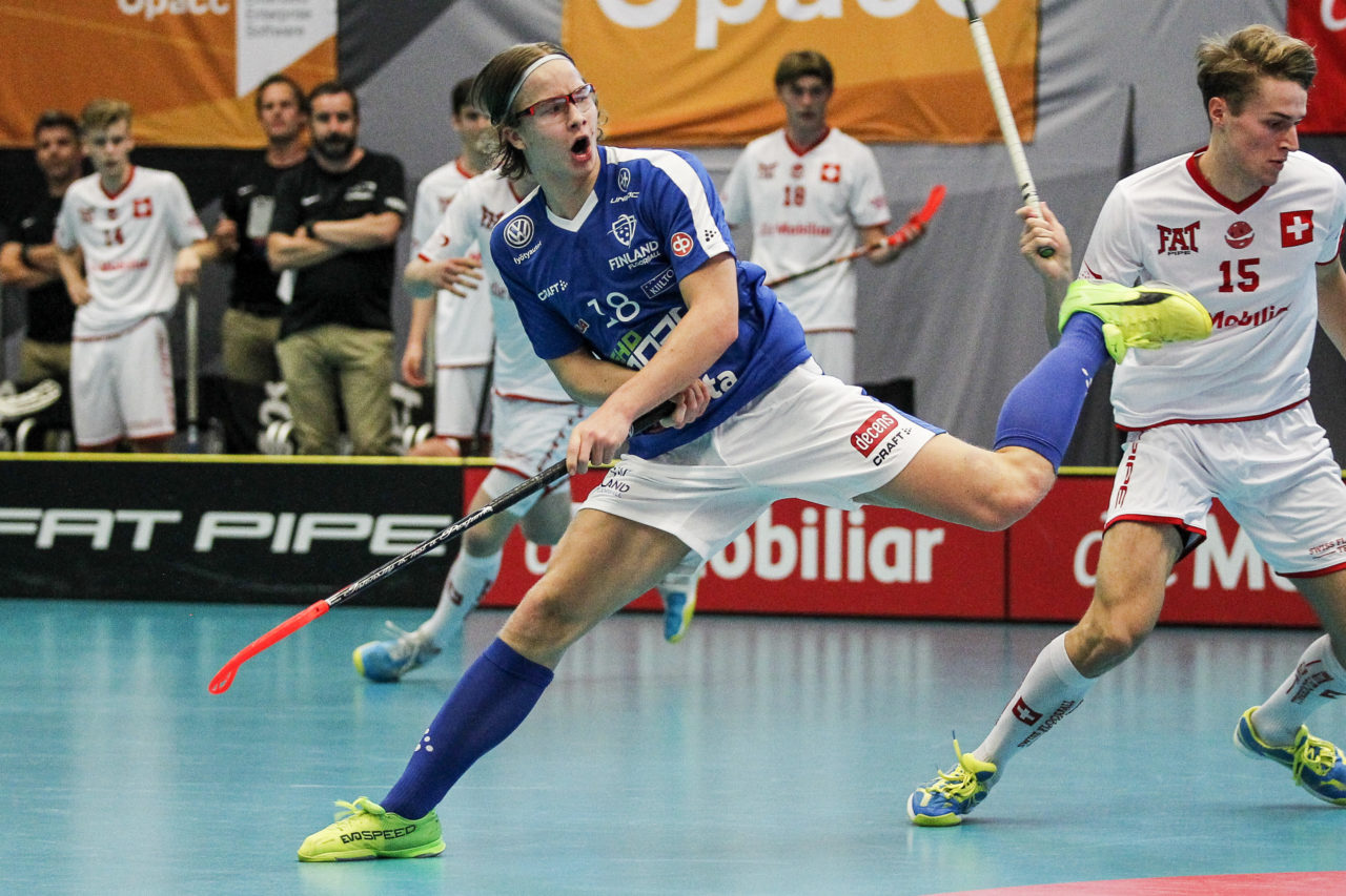 Justus Kainulainen (Nr. 18, Finnland U19) zeigt sich akrobatisch.

4.11.2017; Schweden U19 - Tschechien U19, Sporthalle Grossmatt; Kirchberg)
Photos: www.unihockey-fotos.ch Claudio Thoma