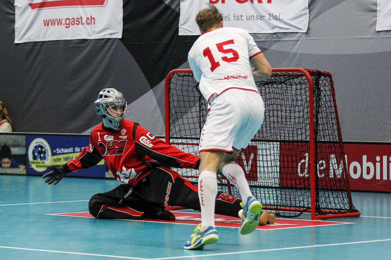 Dominik Adler (Nr. 15, Schweiz U19) scheitert alleine vor Oskari Falden (Nr. 1, Finnland U19).

4.11.2017; Schweden U19 - Tschechien U19, Sporthalle Grossmatt; Kirchberg)
Photos: www.unihockey-fotos.ch Claudio Thoma