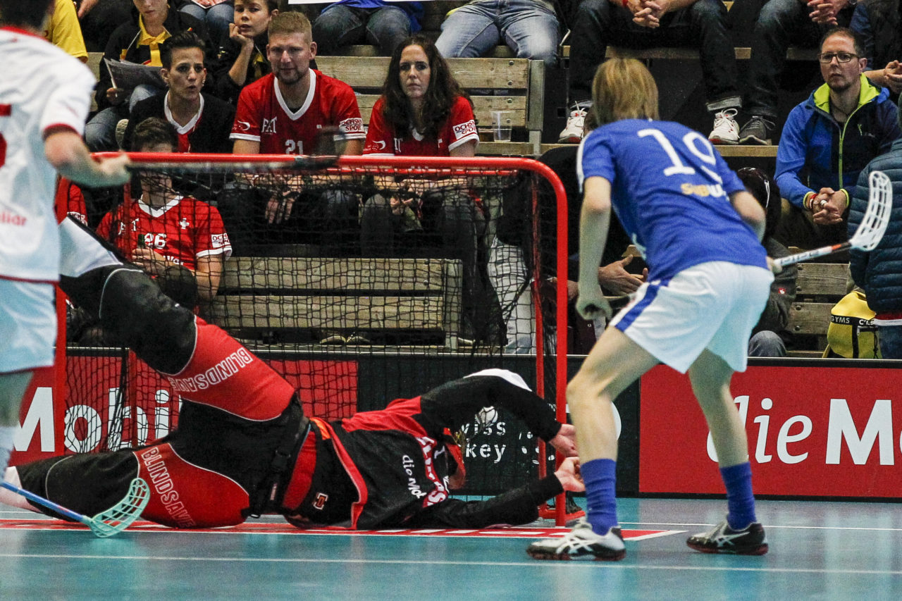 Justus Kainulainen (Nr. 18, Finnland U19) trifft alleine stehend vor Luca Locher (Nr. 1, Schweiz U19).

4.11.2017; Schweden U19 - Tschechien U19, Sporthalle Grossmatt; Kirchberg)
Photos: www.unihockey-fotos.ch Claudio Thoma