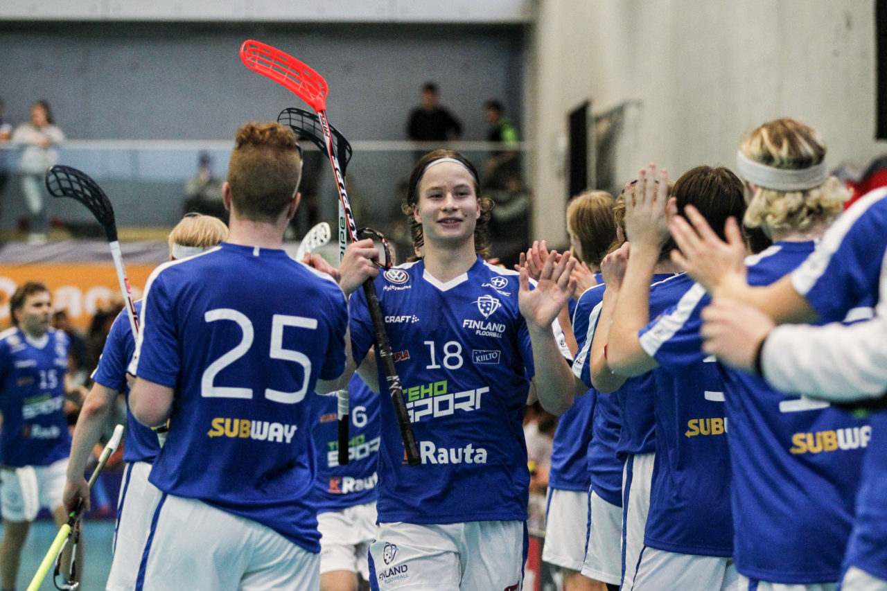 Justus Kainulainen (Nr. 18, Finnland U19) jubelt mit seinem Team.

4.11.2017; Schweden U19 - Tschechien U19, Sporthalle Grossmatt; Kirchberg)
Photos: www.unihockey-fotos.ch Claudio Thoma