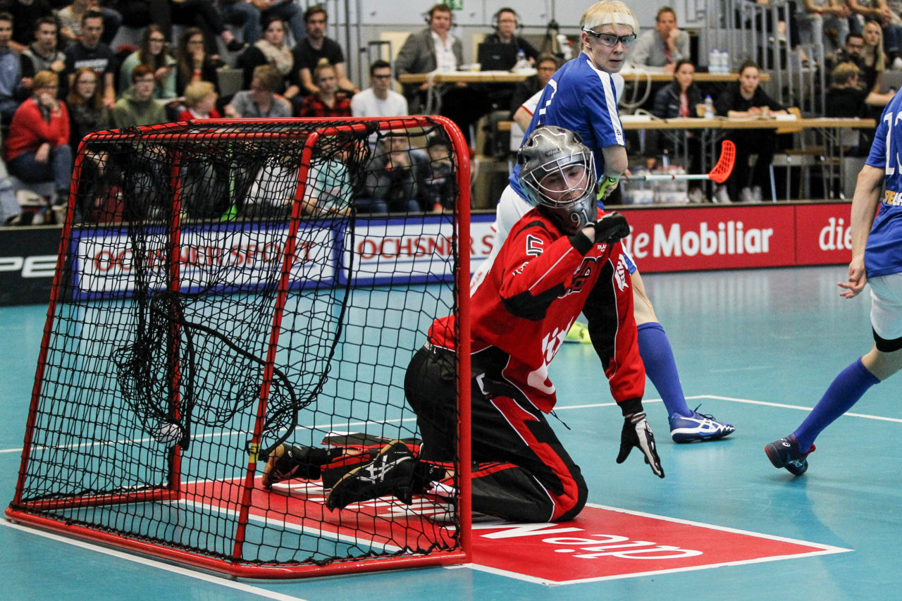 Oskari Falden (Nr. 1, Finnland U19) ist zum ersten Mal geschlagen.

4.11.2017; Schweden U19 - Tschechien U19, Sporthalle Grossmatt; Kirchberg)
Photos: www.unihockey-fotos.ch Claudio Thoma