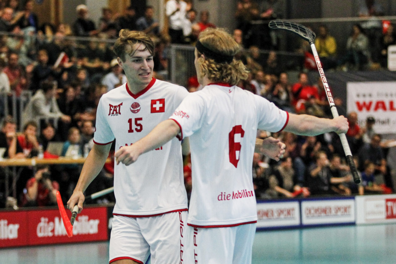 Dominik Adler (Nr. 15, Schweiz U19) jubelt mit Alan Strassle (Nr. 6, Schweiz U19).

4.11.2017; Schweden U19 - Tschechien U19, Sporthalle Grossmatt; Kirchberg)
Photos: www.unihockey-fotos.ch Claudio Thoma