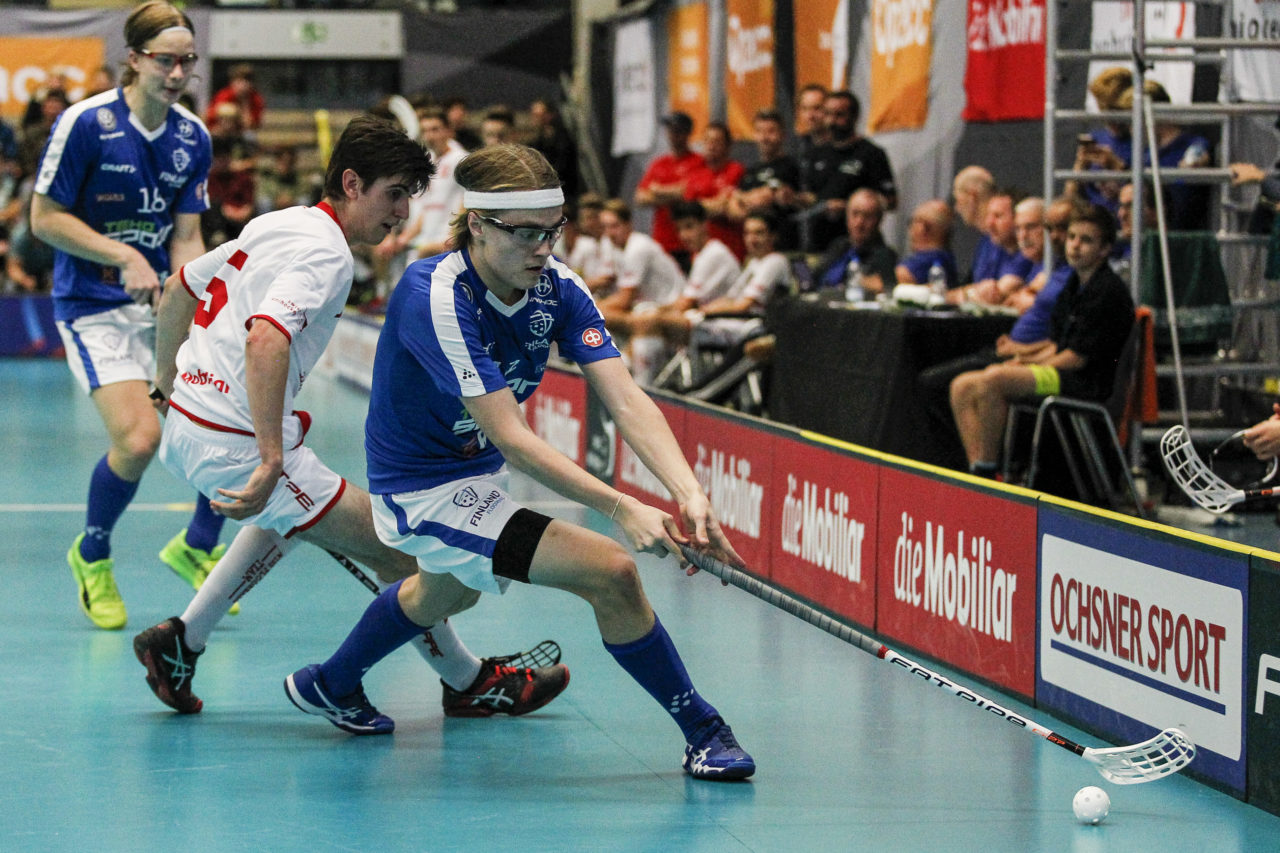 Niko Uurtio(Nr. 11, Finnland U19) schirmt den Ball gegen Nadir Monighetti (Nr. 5, Schweiz U19) ab.

4.11.2017; Schweden U19 - Tschechien U19, Sporthalle Grossmatt; Kirchberg)
Photos: www.unihockey-fotos.ch Claudio Thoma