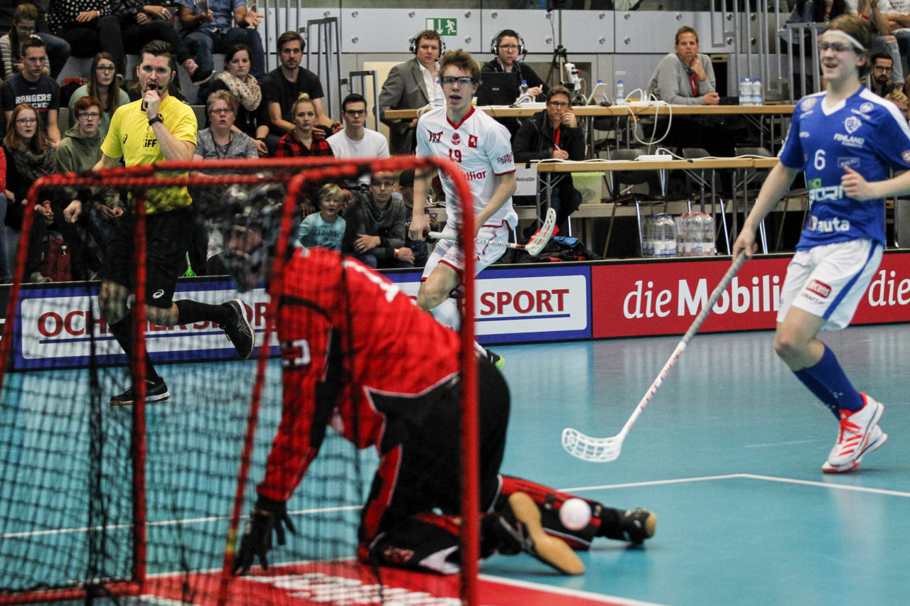 Severin Nigg (Nr. 19, Schweiz U19) triftt zum zweiten Treffer fuer die Schweiz.

4.11.2017; Schweden U19 - Tschechien U19, Sporthalle Grossmatt; Kirchberg)
Photos: www.unihockey-fotos.ch Claudio Thoma
