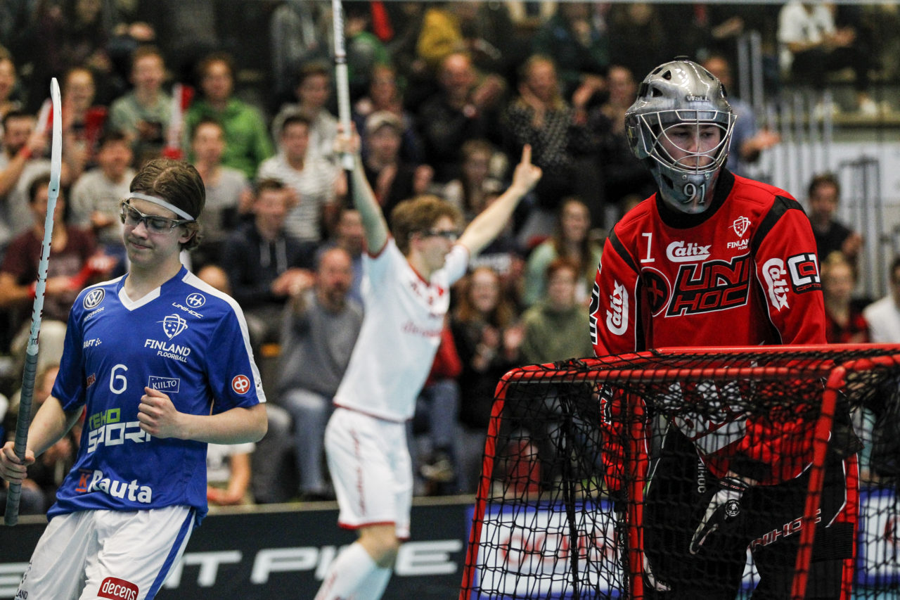 Severin Nigg (Nr. 19, Schweiz U19) jubelt im Hintergrund, Otto Kurronen (Nr. 6, Finnland U19) und Oskari Falden (Nr. 1, Finnland U19) sind geschlagen.

4.11.2017; Schweden U19 - Tschechien U19, Sporthalle Grossmatt; Kirchberg)
Photos: www.unihockey-fotos.ch Claudio Thoma