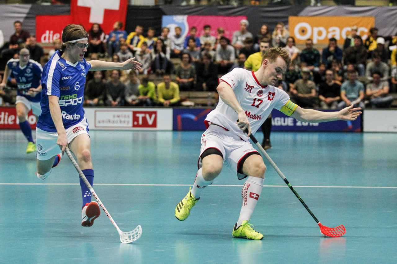 Otto Kurronen (Nr. 6, Finnland U19) im Zweikampf mit Jan Buerki (Nr. 17, Schweiz U19).

4.11.2017; Schweden U19 - Tschechien U19, Sporthalle Grossmatt; Kirchberg)
Photos: www.unihockey-fotos.ch Claudio Thoma