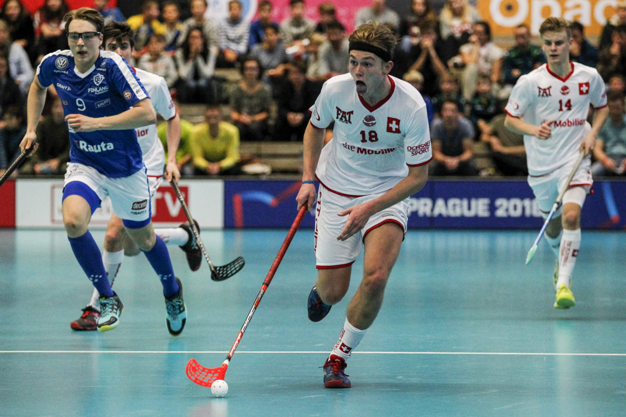 Pascal Semes (Nr. 18, Schweiz U19) zeigt Zuge.

4.11.2017; Schweden U19 - Tschechien U19, Sporthalle Grossmatt; Kirchberg)
Photos: www.unihockey-fotos.ch Claudio Thoma
