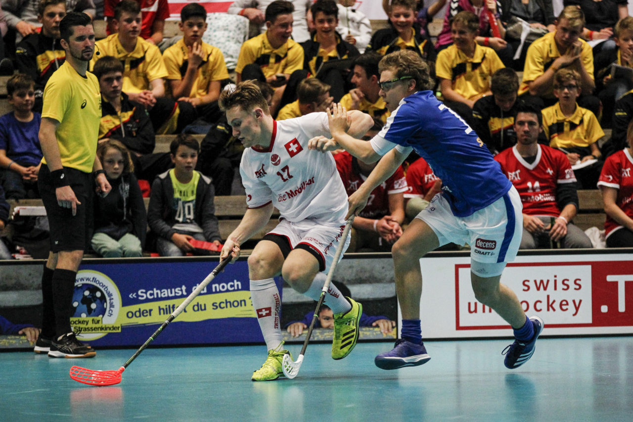 Jan Buerki (Nr. 17, Schweiz U19) haelt sich Toni Rintala (Nr. 15, Finnland U19) vom Leib.

4.11.2017; Schweden U19 - Tschechien U19, Sporthalle Grossmatt; Kirchberg)
Photos: www.unihockey-fotos.ch Claudio Thoma