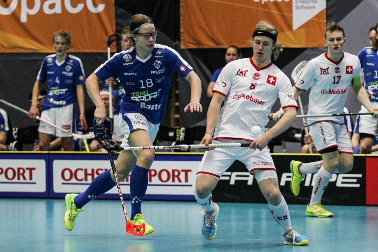 Alan Strassle (Nr. 6, Schweiz U19) holt den Ball gegen Justus Kainulainen (Nr. 18, Finnland U19) aus der Luft.

4.11.2017; Schweden U19 - Tschechien U19, Sporthalle Grossmatt; Kirchberg)
Photos: www.unihockey-fotos.ch Claudio Thoma