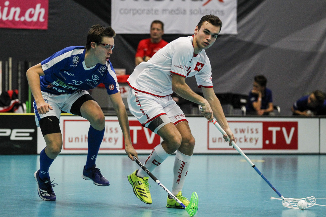 Nicola Laubscher (Nr. 10, Schweiz U19) im Zweikampf mit Joonatan Kovanen (Nr. 20, Finnland U19).

4.11.2017; Schweden U19 - Tschechien U19, Sporthalle Grossmatt; Kirchberg)
Photos: www.unihockey-fotos.ch Claudio Thoma