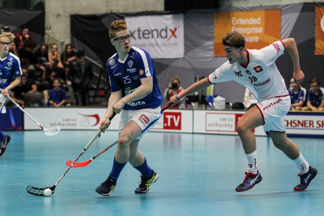 Oskari Savolainen (Nr. 25, Finnland U19) schneller als Pascal Semes (Nr. 18, Schweiz U19).

4.11.2017; Schweden U19 - Tschechien U19, Sporthalle Grossmatt; Kirchberg)
Photos: www.unihockey-fotos.ch Claudio Thoma