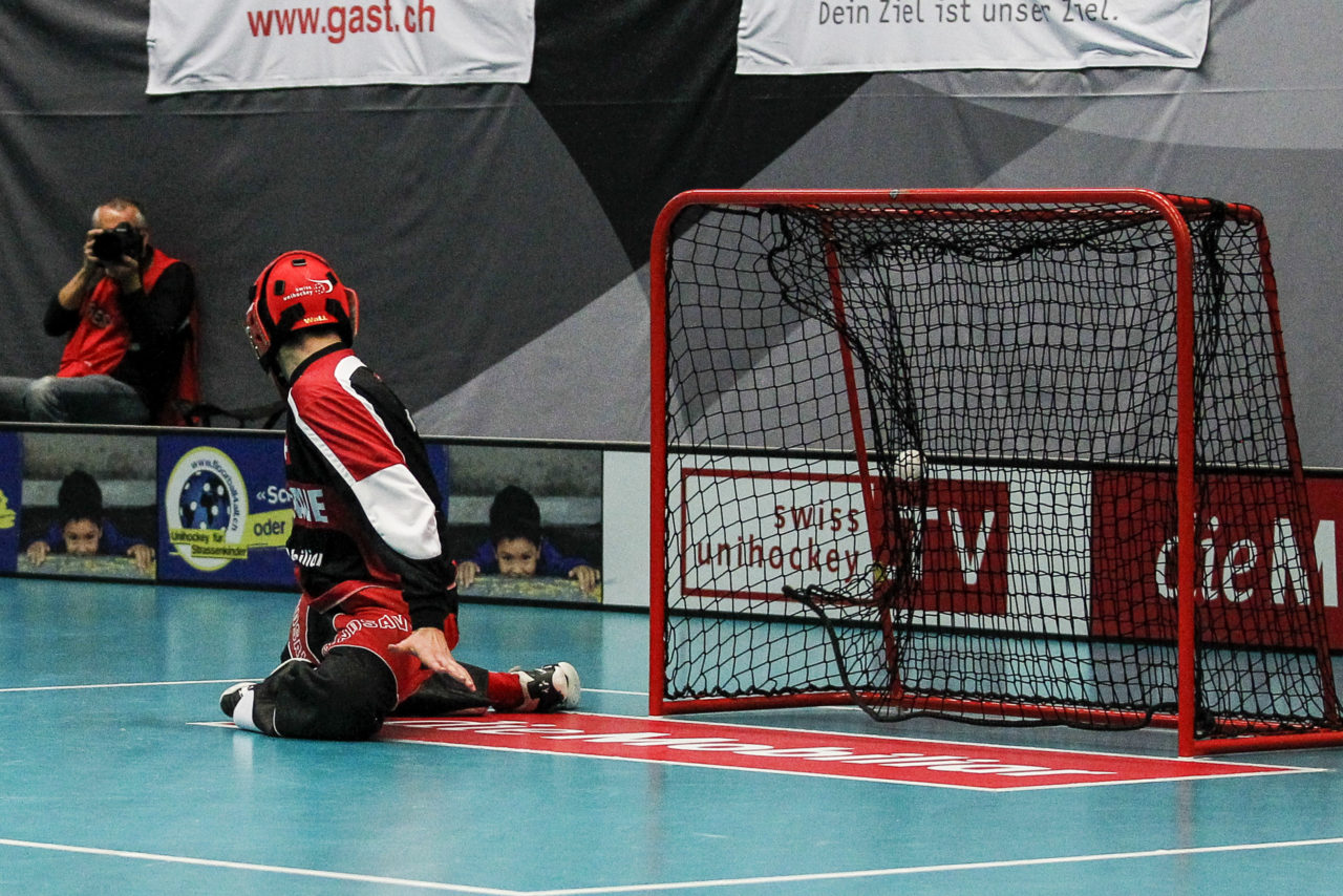 Luca Locher (Nr. 1, Schweiz U19) ist geschlagen.

4.11.2017; Schweden U19 - Tschechien U19, Sporthalle Grossmatt; Kirchberg)
Photos: www.unihockey-fotos.ch Claudio Thoma