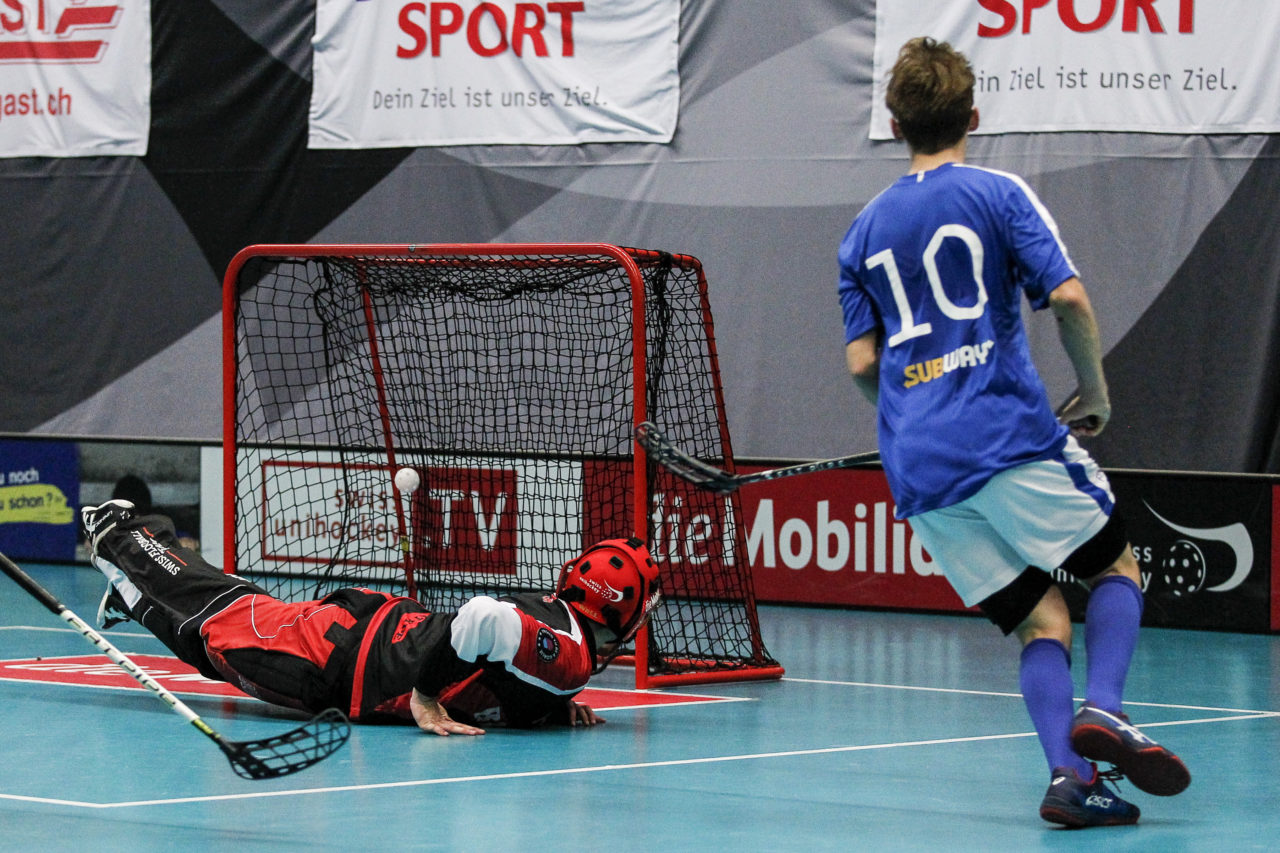 Jasper Juuti (Nr. 10, Finnland U19) bezwingt Luca Locher (Nr. 1, Schweiz U19).

4.11.2017; Schweden U19 - Tschechien U19, Sporthalle Grossmatt; Kirchberg)
Photos: www.unihockey-fotos.ch Claudio Thoma