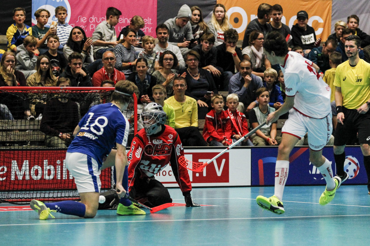 Oskari Falden (Nr. 1, Finnland U19) und Justus Kainulainen (Nr. 18, Finnland U19) blocken den Versuch von Mauro Stingelin (Nr. 16, Schweiz U19).

4.11.2017; Schweden U19 - Tschechien U19, Sporthalle Grossmatt; Kirchberg)
Photos: www.unihockey-fotos.ch Claudio Thoma