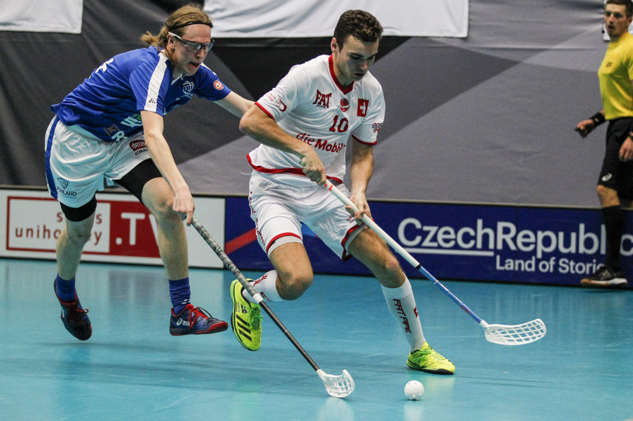 Nicola Laubscher (Nr. 10, Schweiz U19) schirmt den Ball gegen Joona Valkama (Nr. 14, Finnland U19) ab.

4.11.2017; Schweden U19 - Tschechien U19, Sporthalle Grossmatt; Kirchberg)
Photos: www.unihockey-fotos.ch Claudio Thoma