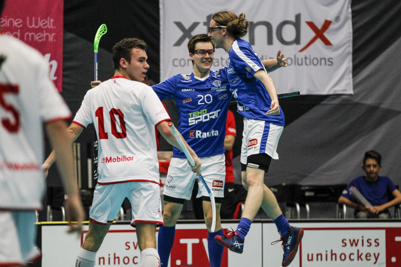 Joona Valkama (Nr. 14, Finnland U19) jubelt mit Joonatan Kovanen (Nr. 20, Finnland U19).

4.11.2017; Schweden U19 - Tschechien U19, Sporthalle Grossmatt; Kirchberg)
Photos: www.unihockey-fotos.ch Claudio Thoma