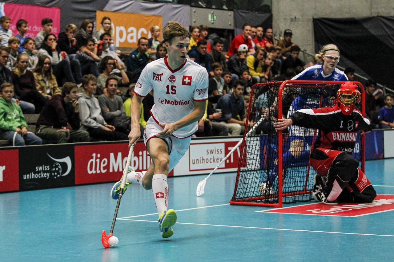 Dominik Adler (Nr. 15, Schweiz U19) zieht nach vorne.

4.11.2017; Schweden U19 - Tschechien U19, Sporthalle Grossmatt; Kirchberg)
Photos: www.unihockey-fotos.ch Claudio Thoma