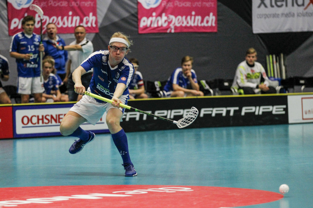 Eetu Manninen (Nr. 7, Finnland U19) spielt einen Pass.

4.11.2017; Schweden U19 - Tschechien U19, Sporthalle Grossmatt; Kirchberg)
Photos: www.unihockey-fotos.ch Claudio Thoma