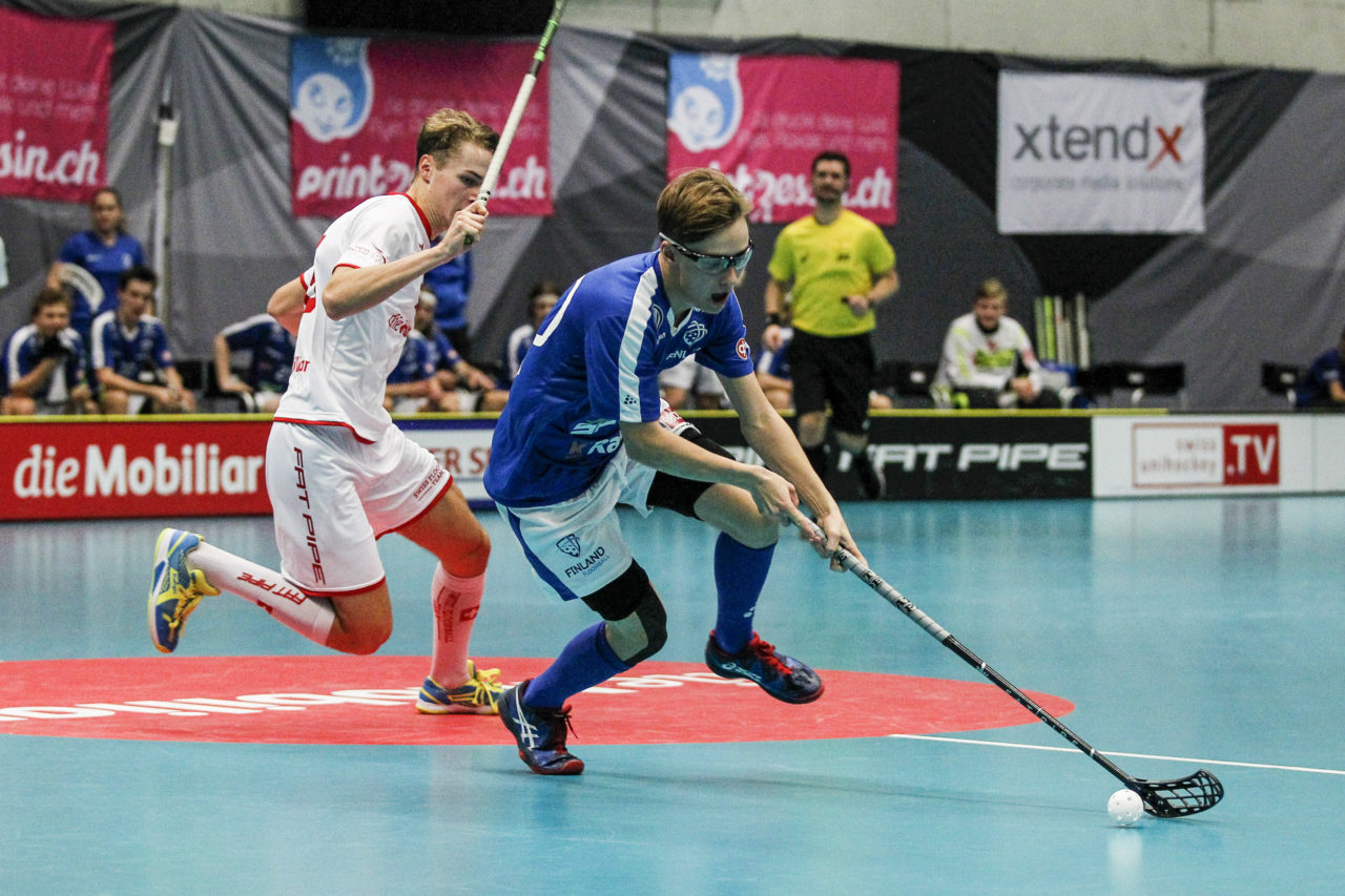 Jasper Juuti (Nr. 10, Finnland U19) entwischt Dominik Adler (Nr. 15, Schweiz U19).

4.11.2017; Schweden U19 - Tschechien U19, Sporthalle Grossmatt; Kirchberg)
Photos: www.unihockey-fotos.ch Claudio Thoma