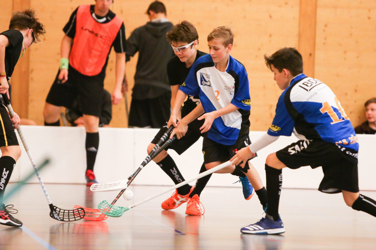 Doppelturnhalle Trimmis, Trimmis, 05.11.2017, Unihockey U15 Grischa-Challenge, Graubünden - Zürich, Timo Graf (Nr. 2, U15 Zürich)

(Severin Binkert, unihockey-fotos.ch)

Copyright: Severin Binkert, unihockey-fotos.ch – Dieses Bild wurde durch swiss unihockey lizenziert und darf ausschliesslich auf den Online-Kanälen von swiss unihockey verwendet werden. Die redaktionelle oder kommerzielle Nutzung durch Dritte (Medien, Vereine, Unternehmen oder Privatpersonen) per Download von diesem flickr-Account ist ausgeschlossen. Das Bild kann bei Interesse via unihockey-fotos.ch kostenpflichtig lizenziert werden. unihockey-fotos.ch behält sich vor, fehlbaren Medien, Vereinen, Unternehmen oder Privatpersonen Bilder mit einem Zuschlag in Rechnung zu stellen.