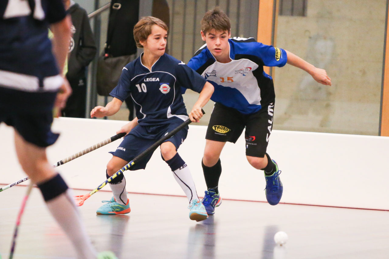 Doppelturnhalle Trimmis, Trimmis, 05.11.2017, Unihockey U15 Grischa-Challenge, Ticino - Zürich, Silas Dirlewanger (Nr. 10, U15 Ticino) und Jacob von Wangenheim (Nr. 15, U15 Zürich)

(Severin Binkert, unihockey-fotos.ch)

Copyright: Severin Binkert, unihockey-fotos.ch – Dieses Bild wurde durch swiss unihockey lizenziert und darf ausschliesslich auf den Online-Kanälen von swiss unihockey verwendet werden. Die redaktionelle oder kommerzielle Nutzung durch Dritte (Medien, Vereine, Unternehmen oder Privatpersonen) per Download von diesem flickr-Account ist ausgeschlossen. Das Bild kann bei Interesse via unihockey-fotos.ch kostenpflichtig lizenziert werden. unihockey-fotos.ch behält sich vor, fehlbaren Medien, Vereinen, Unternehmen oder Privatpersonen Bilder mit einem Zuschlag in Rechnung zu stellen.
