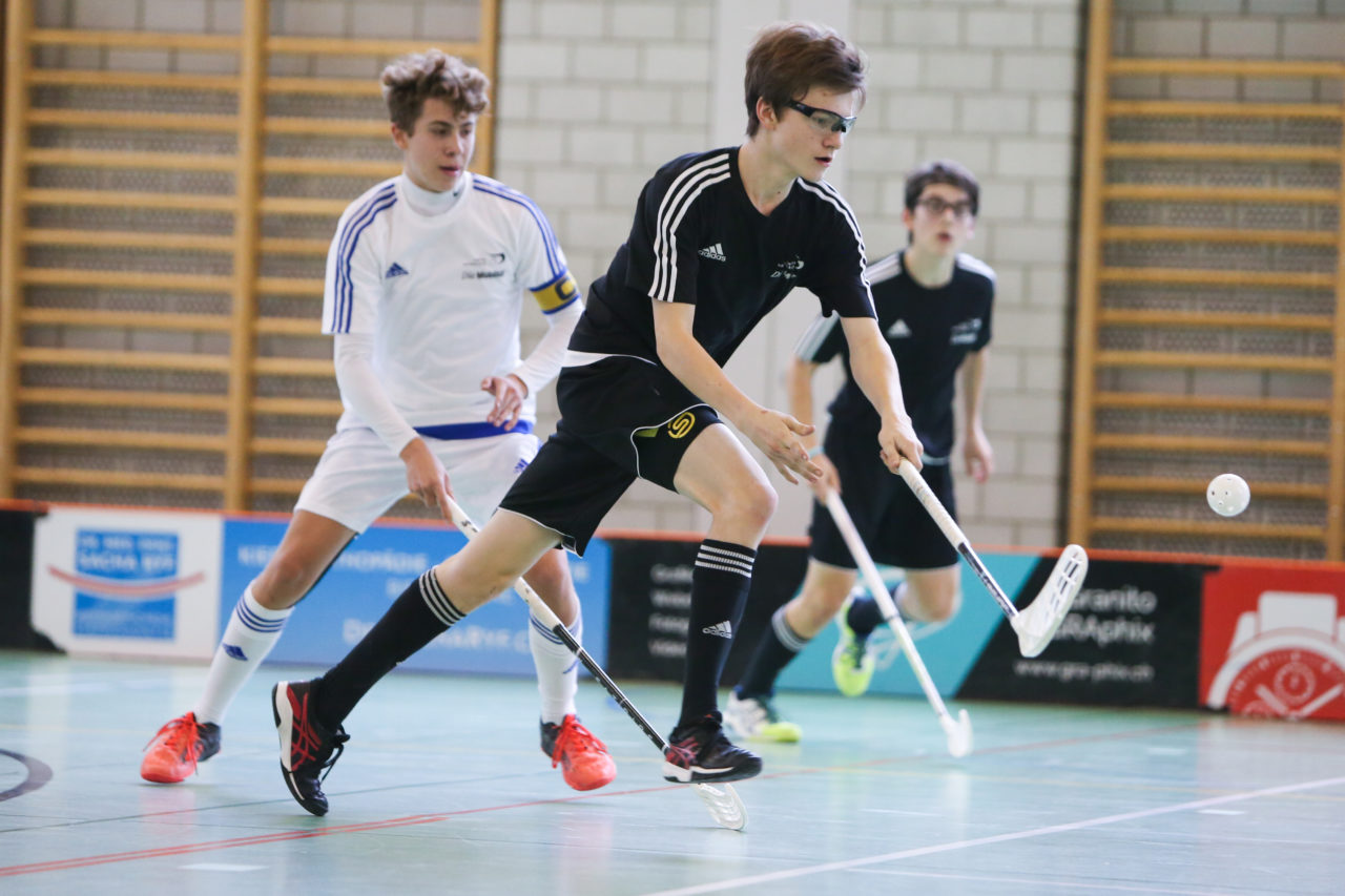 BBZ Halle Biel, 04.11.2017, Unihockey U17-Trophy, U17 Ost - U17 Zentral

(Severin Binkert, unihockey-fotos.ch)

Copyright: Severin Binkert, unihockey-fotos.ch – Dieses Bild wurde durch swiss unihockey lizenziert und darf ausschliesslich auf den Online-Kanälen von swiss unihockey verwendet werden. Die redaktionelle oder kommerzielle Nutzung durch Dritte (Medien, Vereine, Unternehmen oder Privatpersonen) per Download von diesem flickr-Account ist ausgeschlossen. Das Bild kann bei Interesse via unihockey-fotos.ch kostenpflichtig lizenziert werden. unihockey-fotos.ch behält sich vor, fehlbaren Medien, Vereinen, Unternehmen oder Privatpersonen Bilder mit einem Zuschlag in Rechnung zu stellen.