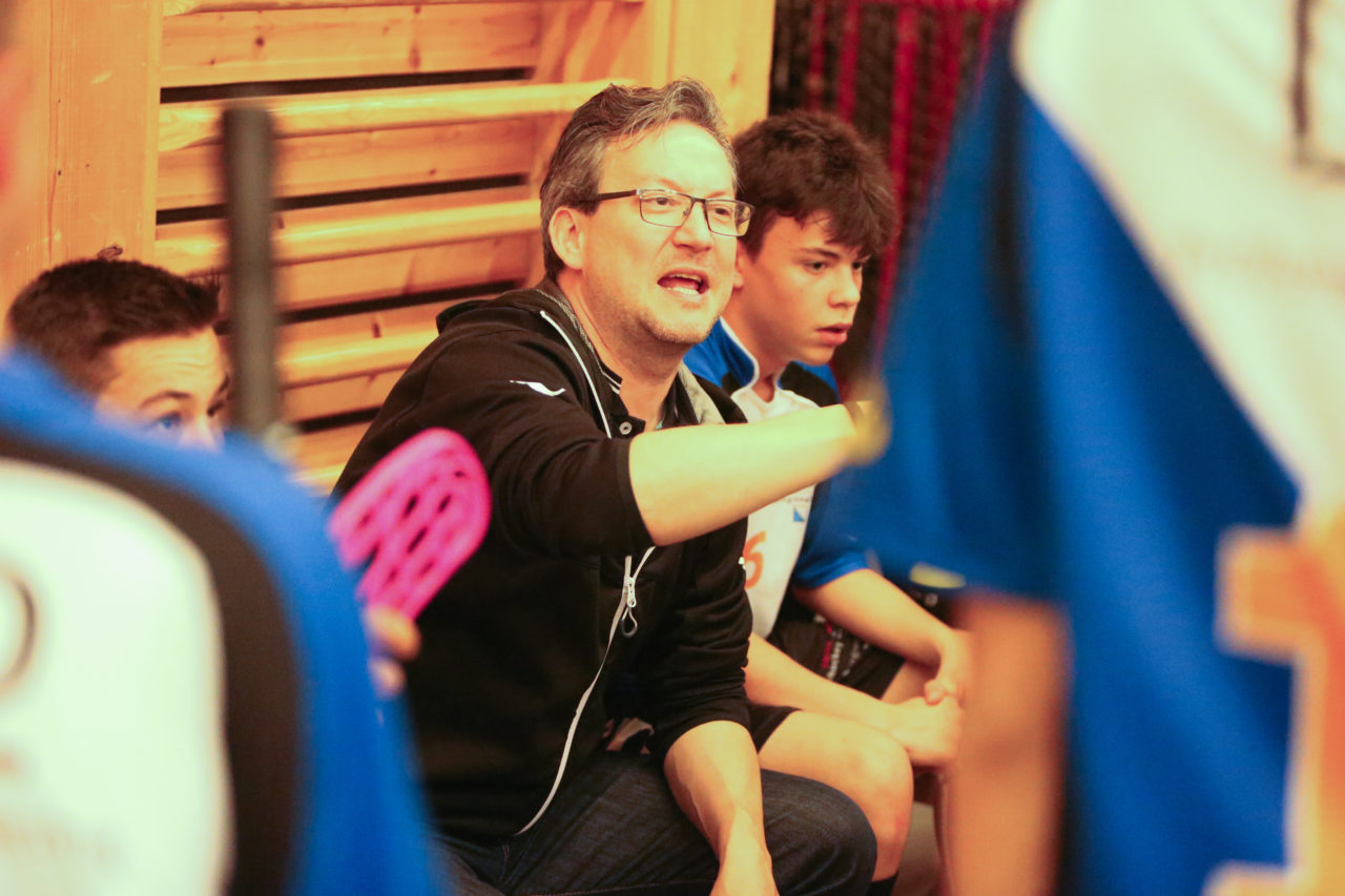 Doppelturnhalle Trimmis, Trimmis, 05.11.2017, Unihockey U15 Grischa-Challenge, Zürich - UVSGA, Yves Mohr (U15 Zürich)

(Severin Binkert, unihockey-fotos.ch)

Copyright: Severin Binkert, unihockey-fotos.ch – Dieses Bild wurde durch swiss unihockey lizenziert und darf ausschliesslich auf den Online-Kanälen von swiss unihockey verwendet werden. Die redaktionelle oder kommerzielle Nutzung durch Dritte (Medien, Vereine, Unternehmen oder Privatpersonen) per Download von diesem flickr-Account ist ausgeschlossen. Das Bild kann bei Interesse via unihockey-fotos.ch kostenpflichtig lizenziert werden. unihockey-fotos.ch behält sich vor, fehlbaren Medien, Vereinen, Unternehmen oder Privatpersonen Bilder mit einem Zuschlag in Rechnung zu stellen.