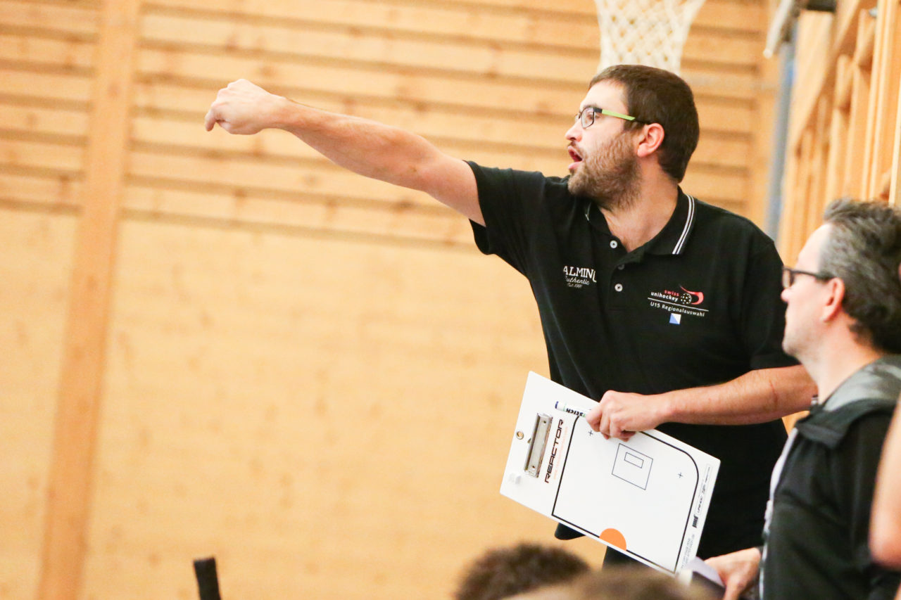 Doppelturnhalle Trimmis, Trimmis, 05.11.2017, Unihockey U15 Grischa-Challenge, Graubünden - Zürich, Marco Meier (U15 Zürich)

(Severin Binkert, unihockey-fotos.ch)

Copyright: Severin Binkert, unihockey-fotos.ch – Dieses Bild wurde durch swiss unihockey lizenziert und darf ausschliesslich auf den Online-Kanälen von swiss unihockey verwendet werden. Die redaktionelle oder kommerzielle Nutzung durch Dritte (Medien, Vereine, Unternehmen oder Privatpersonen) per Download von diesem flickr-Account ist ausgeschlossen. Das Bild kann bei Interesse via unihockey-fotos.ch kostenpflichtig lizenziert werden. unihockey-fotos.ch behält sich vor, fehlbaren Medien, Vereinen, Unternehmen oder Privatpersonen Bilder mit einem Zuschlag in Rechnung zu stellen.