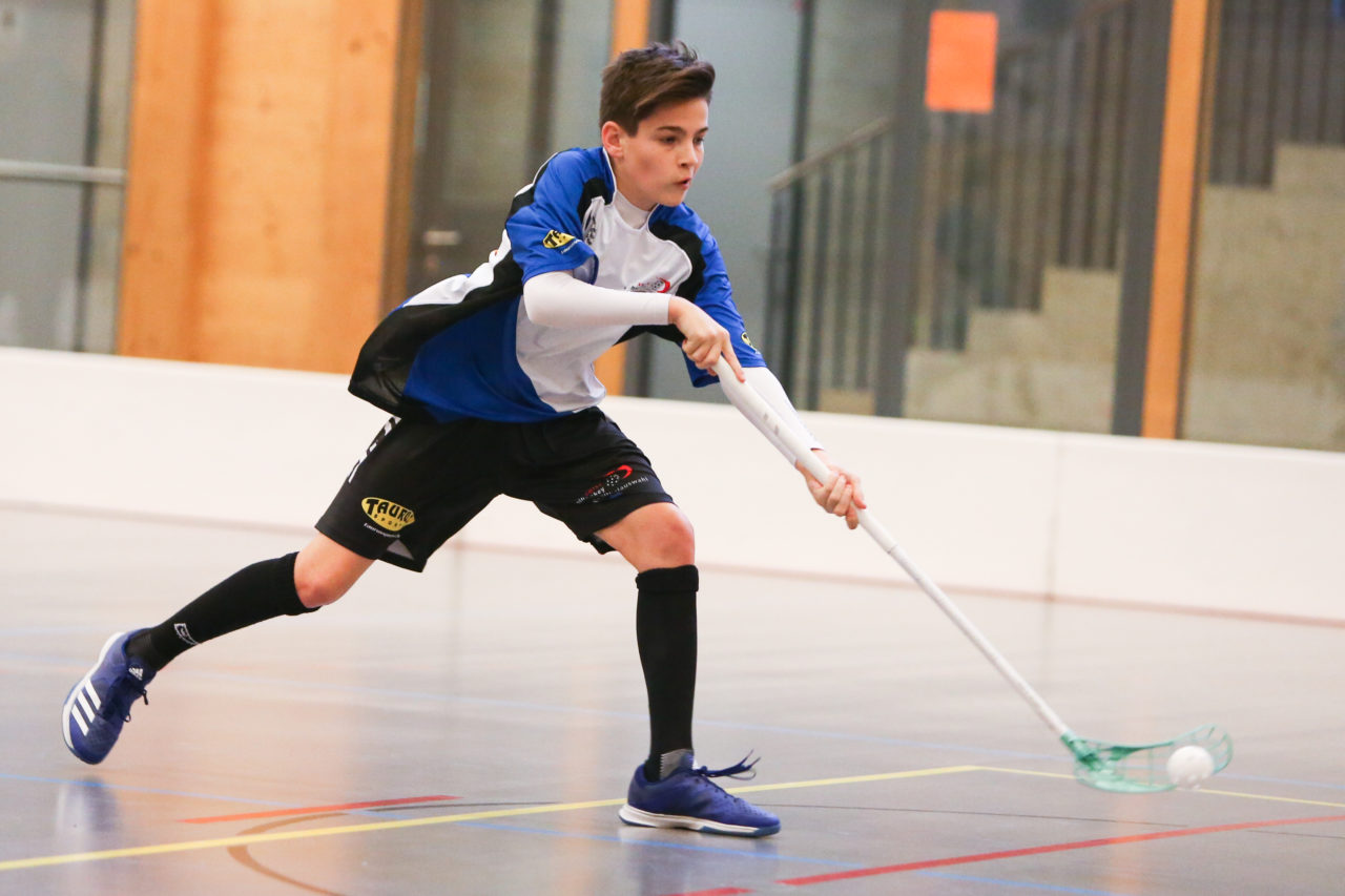 Doppelturnhalle Trimmis, Trimmis, 05.11.2017, Unihockey U15 Grischa-Challenge, Ticino - Zürich, Yves Klöti (Nr. 10, U15 Zürich)

(Severin Binkert, unihockey-fotos.ch)

Copyright: Severin Binkert, unihockey-fotos.ch – Dieses Bild wurde durch swiss unihockey lizenziert und darf ausschliesslich auf den Online-Kanälen von swiss unihockey verwendet werden. Die redaktionelle oder kommerzielle Nutzung durch Dritte (Medien, Vereine, Unternehmen oder Privatpersonen) per Download von diesem flickr-Account ist ausgeschlossen. Das Bild kann bei Interesse via unihockey-fotos.ch kostenpflichtig lizenziert werden. unihockey-fotos.ch behält sich vor, fehlbaren Medien, Vereinen, Unternehmen oder Privatpersonen Bilder mit einem Zuschlag in Rechnung zu stellen.
