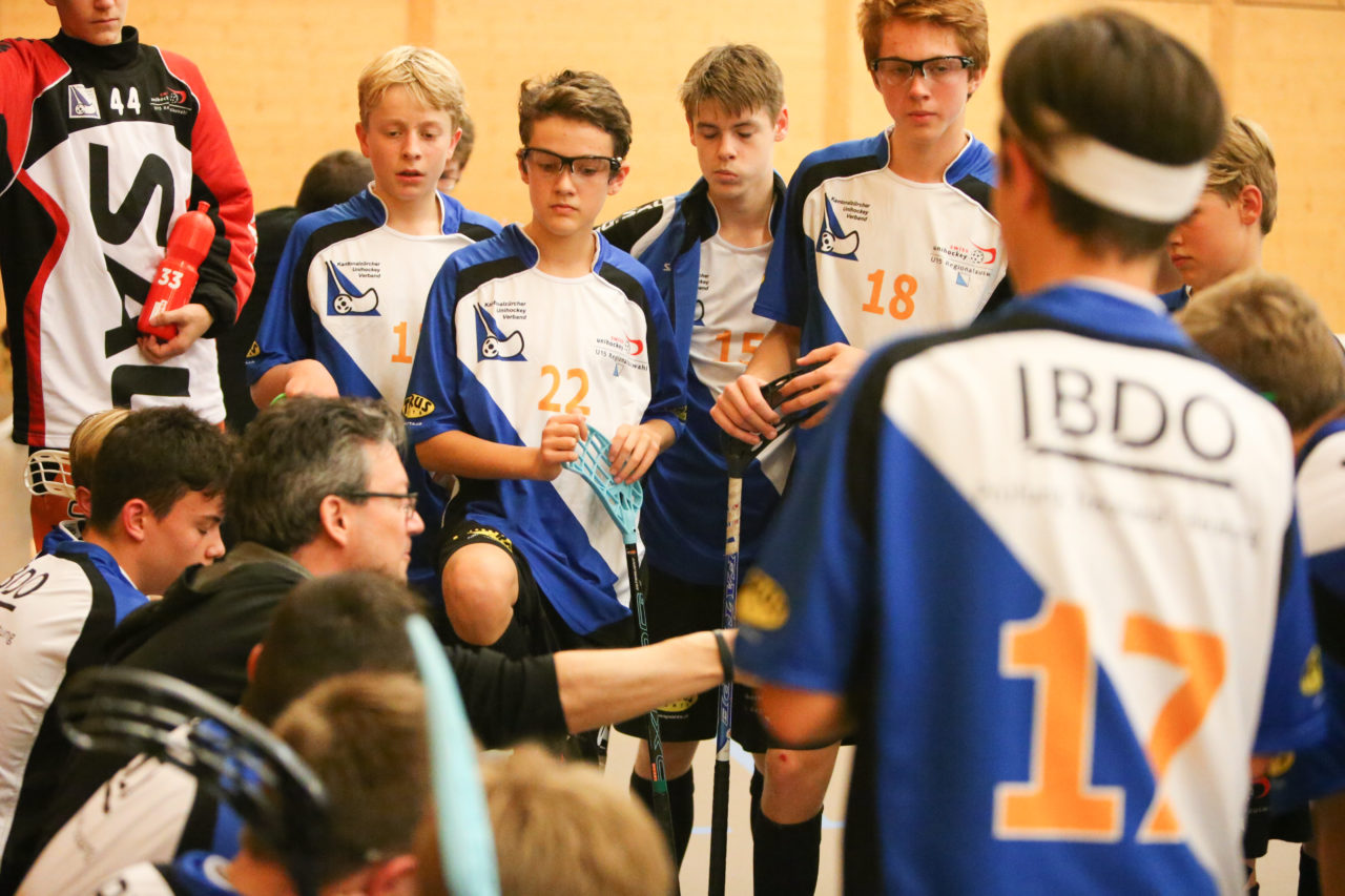 Doppelturnhalle Trimmis, Trimmis, 05.11.2017, Unihockey U15 Grischa-Challenge, Zürich - UVSGA, Timeout U15 Zürich

(Severin Binkert, unihockey-fotos.ch)

Copyright: Severin Binkert, unihockey-fotos.ch – Dieses Bild wurde durch swiss unihockey lizenziert und darf ausschliesslich auf den Online-Kanälen von swiss unihockey verwendet werden. Die redaktionelle oder kommerzielle Nutzung durch Dritte (Medien, Vereine, Unternehmen oder Privatpersonen) per Download von diesem flickr-Account ist ausgeschlossen. Das Bild kann bei Interesse via unihockey-fotos.ch kostenpflichtig lizenziert werden. unihockey-fotos.ch behält sich vor, fehlbaren Medien, Vereinen, Unternehmen oder Privatpersonen Bilder mit einem Zuschlag in Rechnung zu stellen.