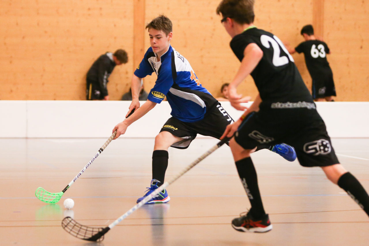 Doppelturnhalle Trimmis, Trimmis, 05.11.2017, Unihockey U15 Grischa-Challenge, Graubünden - Zürich, Jacob von Wangenheim (Nr. 15, U15 Zürich)

(Severin Binkert, unihockey-fotos.ch)

Copyright: Severin Binkert, unihockey-fotos.ch – Dieses Bild wurde durch swiss unihockey lizenziert und darf ausschliesslich auf den Online-Kanälen von swiss unihockey verwendet werden. Die redaktionelle oder kommerzielle Nutzung durch Dritte (Medien, Vereine, Unternehmen oder Privatpersonen) per Download von diesem flickr-Account ist ausgeschlossen. Das Bild kann bei Interesse via unihockey-fotos.ch kostenpflichtig lizenziert werden. unihockey-fotos.ch behält sich vor, fehlbaren Medien, Vereinen, Unternehmen oder Privatpersonen Bilder mit einem Zuschlag in Rechnung zu stellen.
