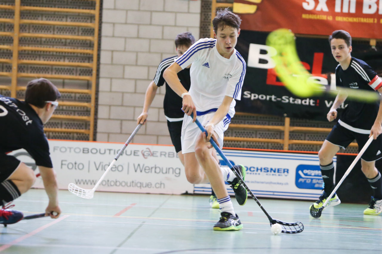 BBZ Halle Biel, 04.11.2017, Unihockey U17-Trophy, U17 Ost - U17 Zentral, Severin Ott (Nr. 12, U17 Zentral)

(Severin Binkert, unihockey-fotos.ch)

Copyright: Severin Binkert, unihockey-fotos.ch – Dieses Bild wurde durch swiss unihockey lizenziert und darf ausschliesslich auf den Online-Kanälen von swiss unihockey verwendet werden. Die redaktionelle oder kommerzielle Nutzung durch Dritte (Medien, Vereine, Unternehmen oder Privatpersonen) per Download von diesem flickr-Account ist ausgeschlossen. Das Bild kann bei Interesse via unihockey-fotos.ch kostenpflichtig lizenziert werden. unihockey-fotos.ch behält sich vor, fehlbaren Medien, Vereinen, Unternehmen oder Privatpersonen Bilder mit einem Zuschlag in Rechnung zu stellen.