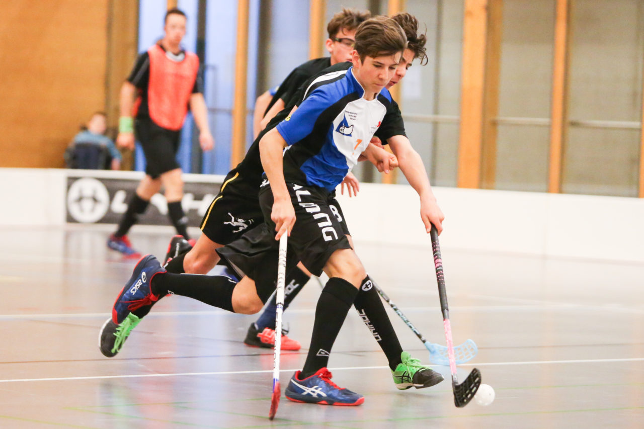 Doppelturnhalle Trimmis, Trimmis, 05.11.2017, Unihockey U15 Grischa-Challenge, Graubünden - Zürich, Raphael Brunner (Nr. 7, U15 Zürich)

(Severin Binkert, unihockey-fotos.ch)

Copyright: Severin Binkert, unihockey-fotos.ch – Dieses Bild wurde durch swiss unihockey lizenziert und darf ausschliesslich auf den Online-Kanälen von swiss unihockey verwendet werden. Die redaktionelle oder kommerzielle Nutzung durch Dritte (Medien, Vereine, Unternehmen oder Privatpersonen) per Download von diesem flickr-Account ist ausgeschlossen. Das Bild kann bei Interesse via unihockey-fotos.ch kostenpflichtig lizenziert werden. unihockey-fotos.ch behält sich vor, fehlbaren Medien, Vereinen, Unternehmen oder Privatpersonen Bilder mit einem Zuschlag in Rechnung zu stellen.