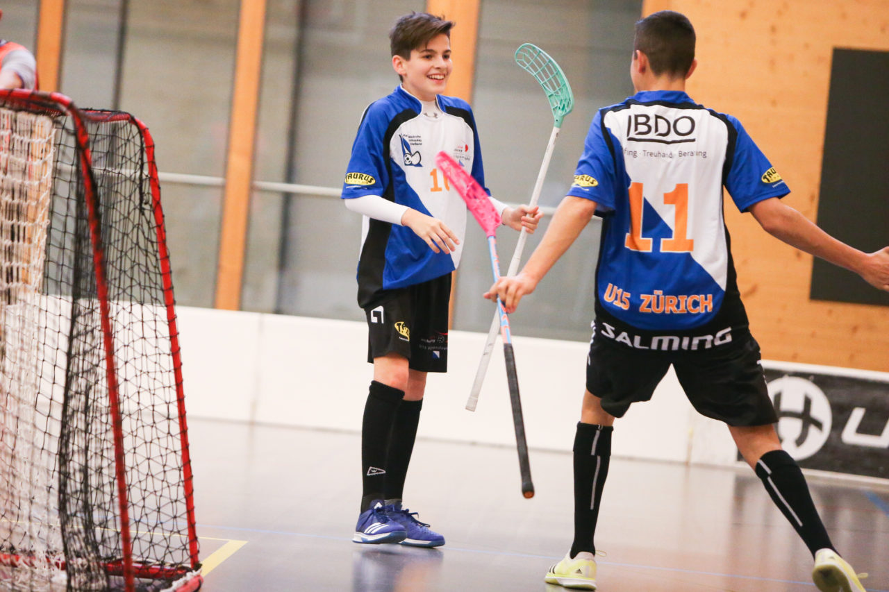 Doppelturnhalle Trimmis, Trimmis, 05.11.2017, Unihockey U15 Grischa-Challenge, Ticino - Zürich, Yves Klöti (Nr. 10, U15 Zürich) und Mike Blaser (Nr. 11, U15 Zürich)

(Severin Binkert, unihockey-fotos.ch)

Copyright: Severin Binkert, unihockey-fotos.ch – Dieses Bild wurde durch swiss unihockey lizenziert und darf ausschliesslich auf den Online-Kanälen von swiss unihockey verwendet werden. Die redaktionelle oder kommerzielle Nutzung durch Dritte (Medien, Vereine, Unternehmen oder Privatpersonen) per Download von diesem flickr-Account ist ausgeschlossen. Das Bild kann bei Interesse via unihockey-fotos.ch kostenpflichtig lizenziert werden. unihockey-fotos.ch behält sich vor, fehlbaren Medien, Vereinen, Unternehmen oder Privatpersonen Bilder mit einem Zuschlag in Rechnung zu stellen.