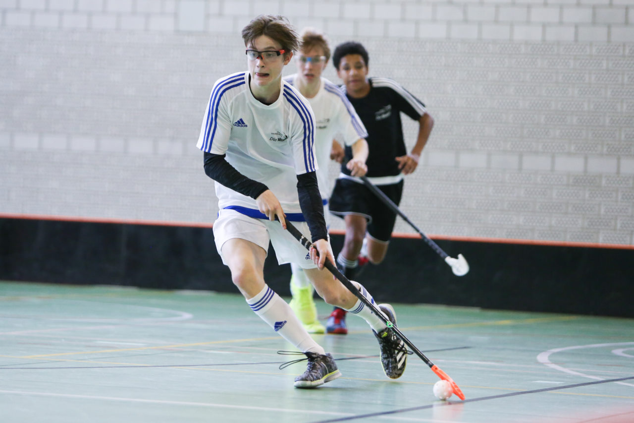 BBZ Halle Biel, 04.11.2017, Unihockey U17-Trophy, U17 Ost - U17 Zentral, Guy Häring (Nr. 27, U17 Zentral)

(Severin Binkert, unihockey-fotos.ch)

Copyright: Severin Binkert, unihockey-fotos.ch – Dieses Bild wurde durch swiss unihockey lizenziert und darf ausschliesslich auf den Online-Kanälen von swiss unihockey verwendet werden. Die redaktionelle oder kommerzielle Nutzung durch Dritte (Medien, Vereine, Unternehmen oder Privatpersonen) per Download von diesem flickr-Account ist ausgeschlossen. Das Bild kann bei Interesse via unihockey-fotos.ch kostenpflichtig lizenziert werden. unihockey-fotos.ch behält sich vor, fehlbaren Medien, Vereinen, Unternehmen oder Privatpersonen Bilder mit einem Zuschlag in Rechnung zu stellen.