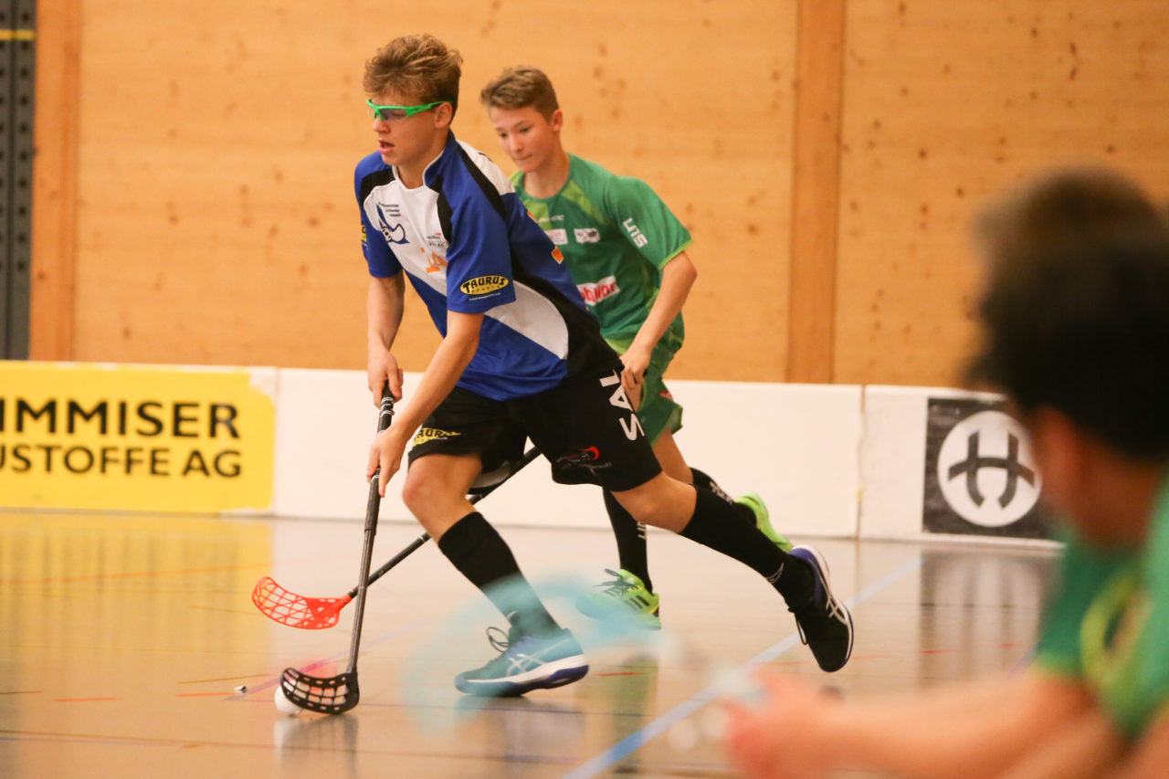 Doppelturnhalle Trimmis, Trimmis, 05.11.2017, Unihockey U15 Grischa-Challenge, Zürich - UVSGA, Simon Schaub (Nr. 14, U15 Zürich)

(Severin Binkert, unihockey-fotos.ch)

Copyright: Severin Binkert, unihockey-fotos.ch – Dieses Bild wurde durch swiss unihockey lizenziert und darf ausschliesslich auf den Online-Kanälen von swiss unihockey verwendet werden. Die redaktionelle oder kommerzielle Nutzung durch Dritte (Medien, Vereine, Unternehmen oder Privatpersonen) per Download von diesem flickr-Account ist ausgeschlossen. Das Bild kann bei Interesse via unihockey-fotos.ch kostenpflichtig lizenziert werden. unihockey-fotos.ch behält sich vor, fehlbaren Medien, Vereinen, Unternehmen oder Privatpersonen Bilder mit einem Zuschlag in Rechnung zu stellen.