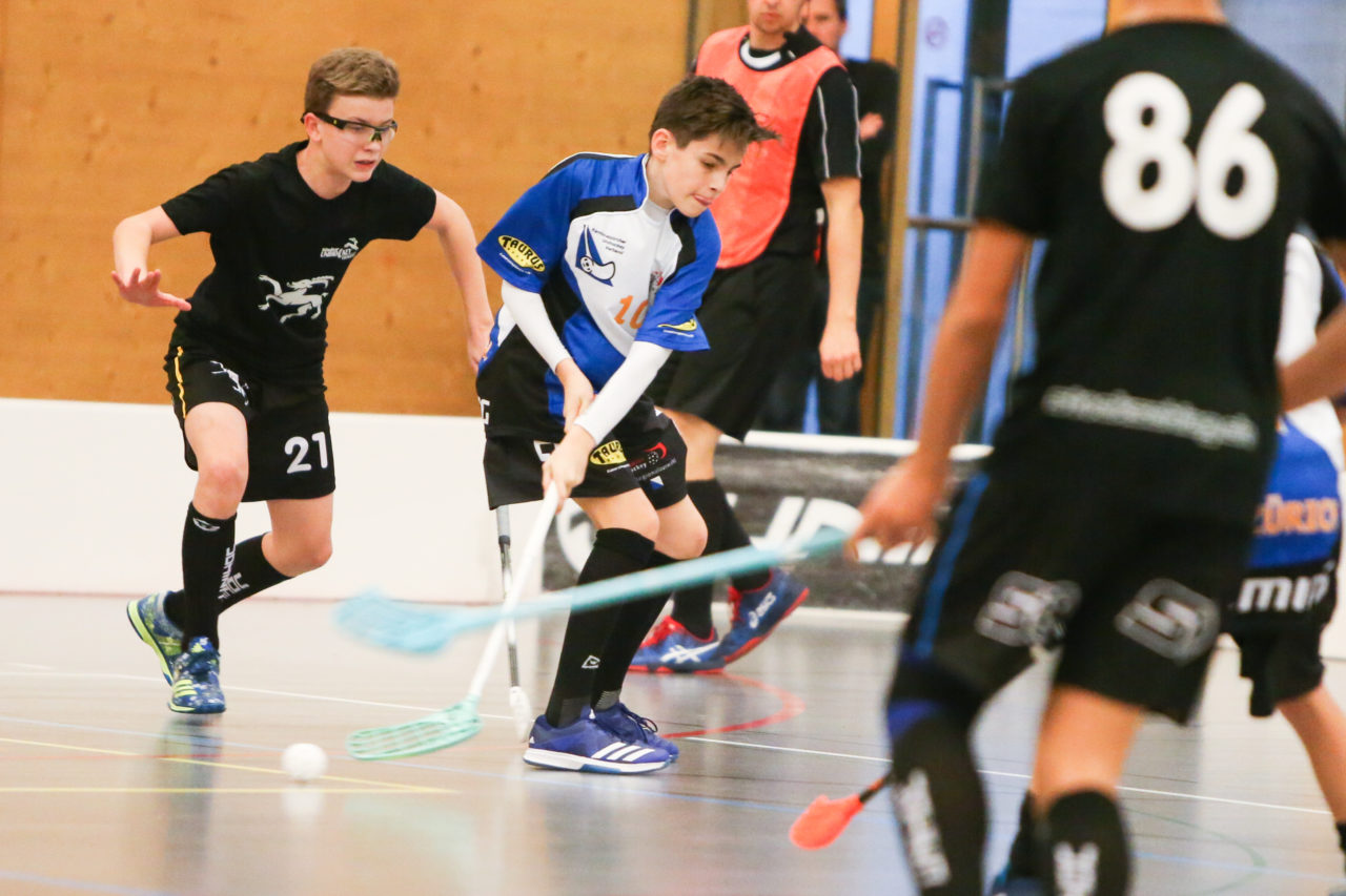 Doppelturnhalle Trimmis, Trimmis, 05.11.2017, Unihockey U15 Grischa-Challenge, Graubünden - Zürich, Yves Klöti (Nr. 10, U15 Zürich)

(Severin Binkert, unihockey-fotos.ch)

Copyright: Severin Binkert, unihockey-fotos.ch – Dieses Bild wurde durch swiss unihockey lizenziert und darf ausschliesslich auf den Online-Kanälen von swiss unihockey verwendet werden. Die redaktionelle oder kommerzielle Nutzung durch Dritte (Medien, Vereine, Unternehmen oder Privatpersonen) per Download von diesem flickr-Account ist ausgeschlossen. Das Bild kann bei Interesse via unihockey-fotos.ch kostenpflichtig lizenziert werden. unihockey-fotos.ch behält sich vor, fehlbaren Medien, Vereinen, Unternehmen oder Privatpersonen Bilder mit einem Zuschlag in Rechnung zu stellen.