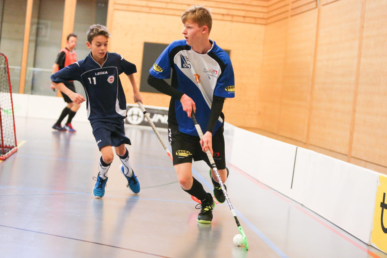Doppelturnhalle Trimmis, Trimmis, 05.11.2017, Unihockey U15 Grischa-Challenge, Ticino - Zürich, Aris Gropengiesser (Nr. 11, U15 Ticino) und Mika Russenberger (Nr. 13, U15 Zürich)

(Severin Binkert, unihockey-fotos.ch)

Copyright: Severin Binkert, unihockey-fotos.ch – Dieses Bild wurde durch swiss unihockey lizenziert und darf ausschliesslich auf den Online-Kanälen von swiss unihockey verwendet werden. Die redaktionelle oder kommerzielle Nutzung durch Dritte (Medien, Vereine, Unternehmen oder Privatpersonen) per Download von diesem flickr-Account ist ausgeschlossen. Das Bild kann bei Interesse via unihockey-fotos.ch kostenpflichtig lizenziert werden. unihockey-fotos.ch behält sich vor, fehlbaren Medien, Vereinen, Unternehmen oder Privatpersonen Bilder mit einem Zuschlag in Rechnung zu stellen.