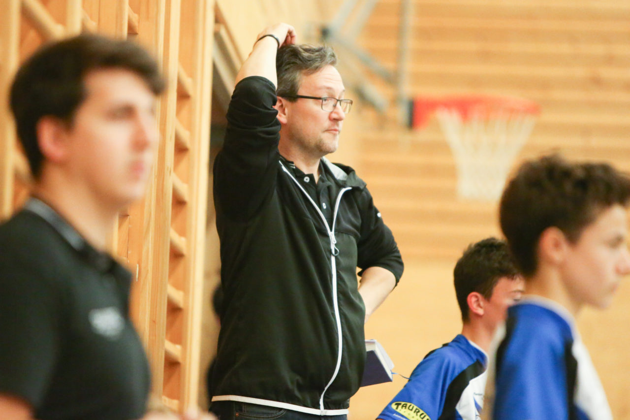 Doppelturnhalle Trimmis, Trimmis, 05.11.2017, Unihockey U15 Grischa-Challenge, Zürich - UVSGA, Yves Mohr (U15 Zürich)

(Severin Binkert, unihockey-fotos.ch)

Copyright: Severin Binkert, unihockey-fotos.ch – Dieses Bild wurde durch swiss unihockey lizenziert und darf ausschliesslich auf den Online-Kanälen von swiss unihockey verwendet werden. Die redaktionelle oder kommerzielle Nutzung durch Dritte (Medien, Vereine, Unternehmen oder Privatpersonen) per Download von diesem flickr-Account ist ausgeschlossen. Das Bild kann bei Interesse via unihockey-fotos.ch kostenpflichtig lizenziert werden. unihockey-fotos.ch behält sich vor, fehlbaren Medien, Vereinen, Unternehmen oder Privatpersonen Bilder mit einem Zuschlag in Rechnung zu stellen.