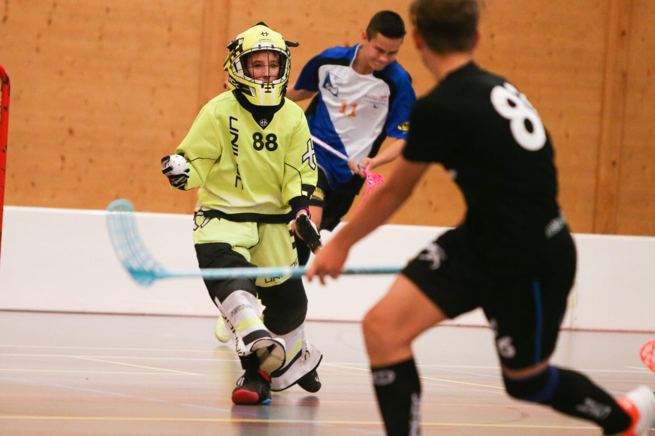 Doppelturnhalle Trimmis, Trimmis, 05.11.2017, Unihockey U15 Grischa-Challenge, Graubünden - Zürich, Nando Schmellentin (Nr. 88, U15 Graubünden)

(Severin Binkert, unihockey-fotos.ch)

Copyright: Severin Binkert, unihockey-fotos.ch – Dieses Bild wurde durch swiss unihockey lizenziert und darf ausschliesslich auf den Online-Kanälen von swiss unihockey verwendet werden. Die redaktionelle oder kommerzielle Nutzung durch Dritte (Medien, Vereine, Unternehmen oder Privatpersonen) per Download von diesem flickr-Account ist ausgeschlossen. Das Bild kann bei Interesse via unihockey-fotos.ch kostenpflichtig lizenziert werden. unihockey-fotos.ch behält sich vor, fehlbaren Medien, Vereinen, Unternehmen oder Privatpersonen Bilder mit einem Zuschlag in Rechnung zu stellen.